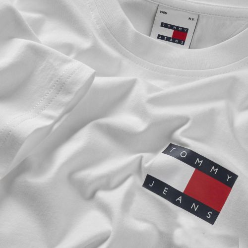 TOMMY JEANS SLIM ESSENTIAL FLAG TEE - T-SHIRTS στο kalimeratzis.com 
