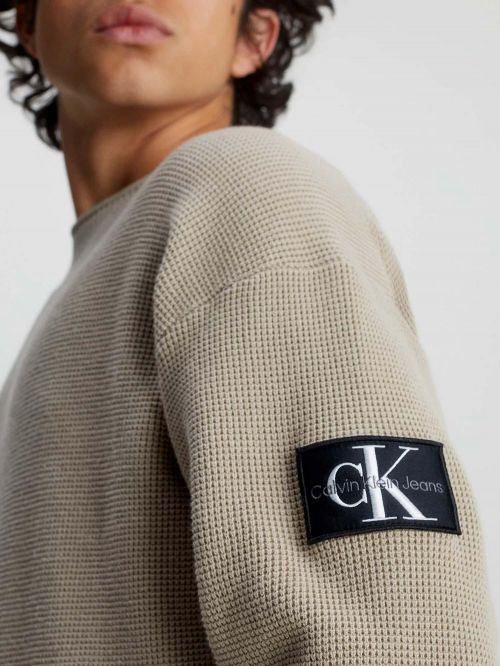 CALVIN KLEIN JEANS BADGE RELAXED SWEATER - ΠΛΕΚΤΑ στο kalimeratzis.com 