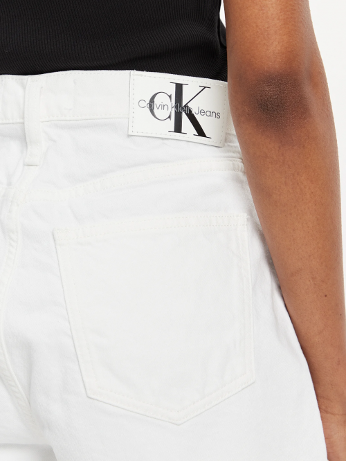 CALVIN KLEIN JEANS MOM SHORT - ΒΕΡΜΟΥΔΕΣ & ΣΟΡΤΣ στο kalimeratzis.com 